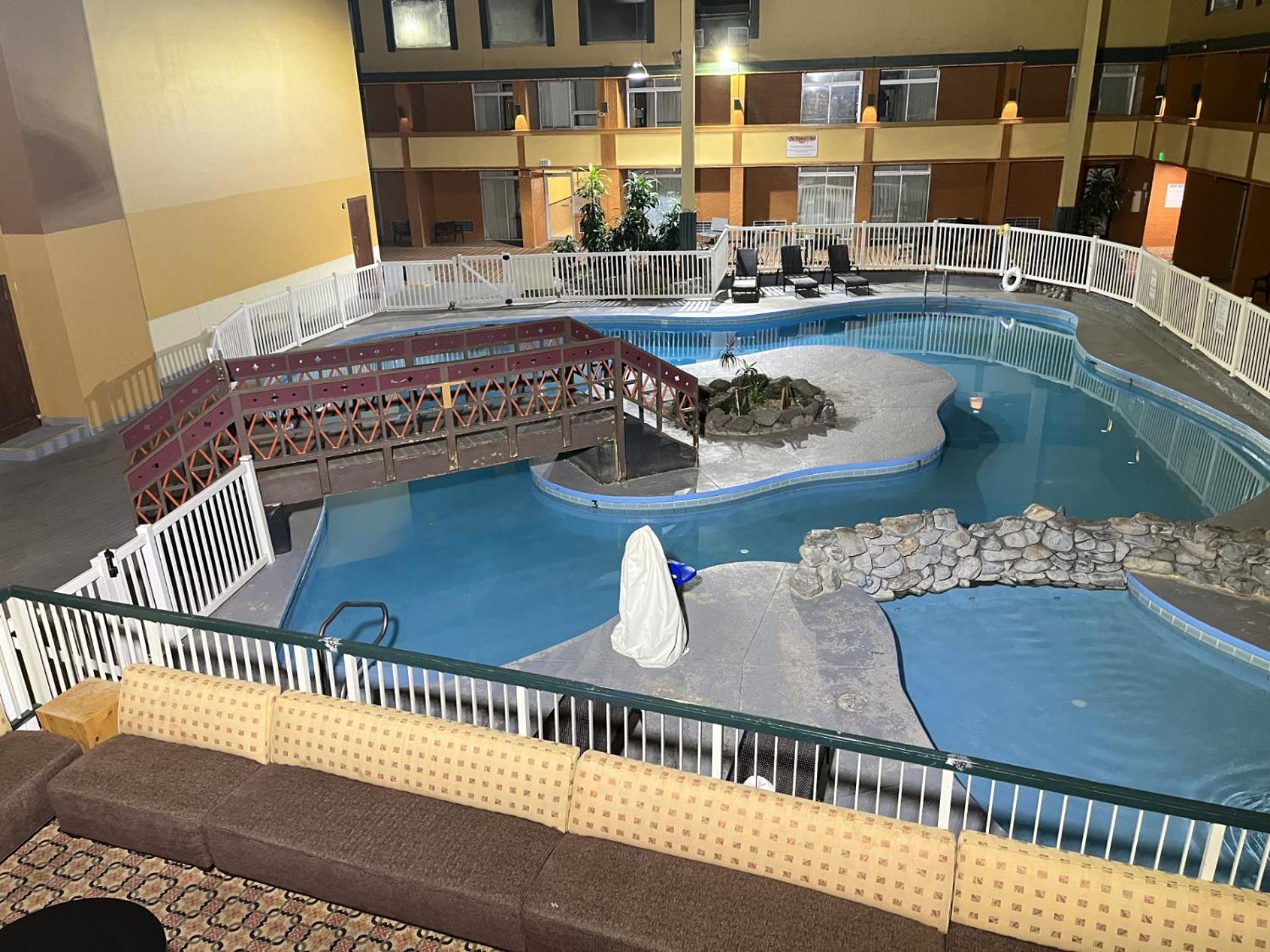 Clarion Inn & Suites And Convention Center カーニー エクステリア 写真