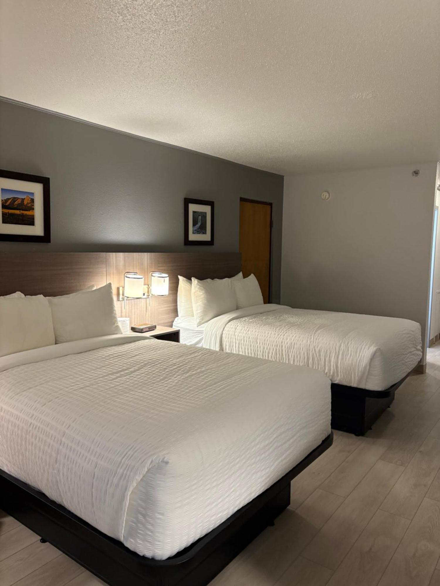 Clarion Inn & Suites And Convention Center カーニー エクステリア 写真