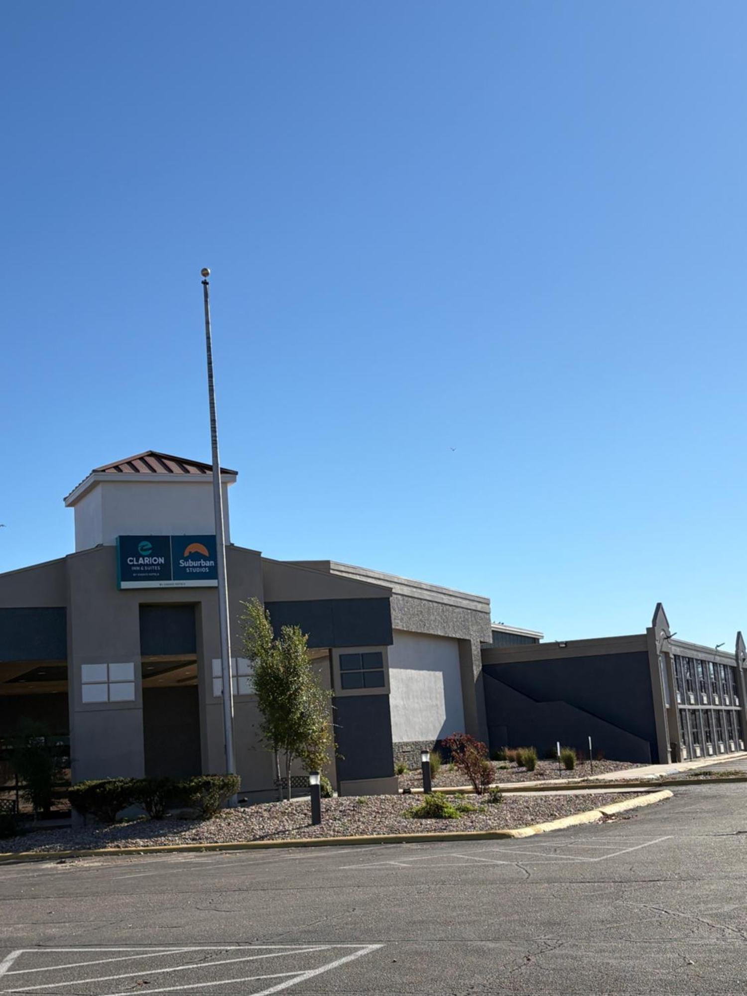 Clarion Inn & Suites And Convention Center カーニー エクステリア 写真