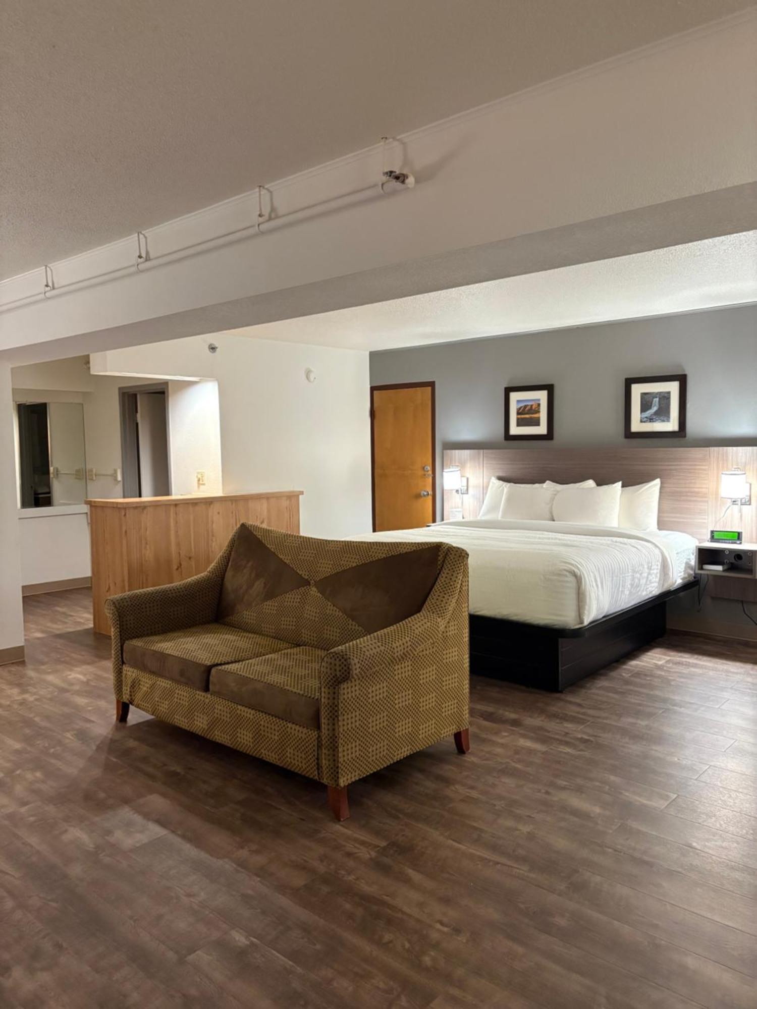 Clarion Inn & Suites And Convention Center カーニー エクステリア 写真