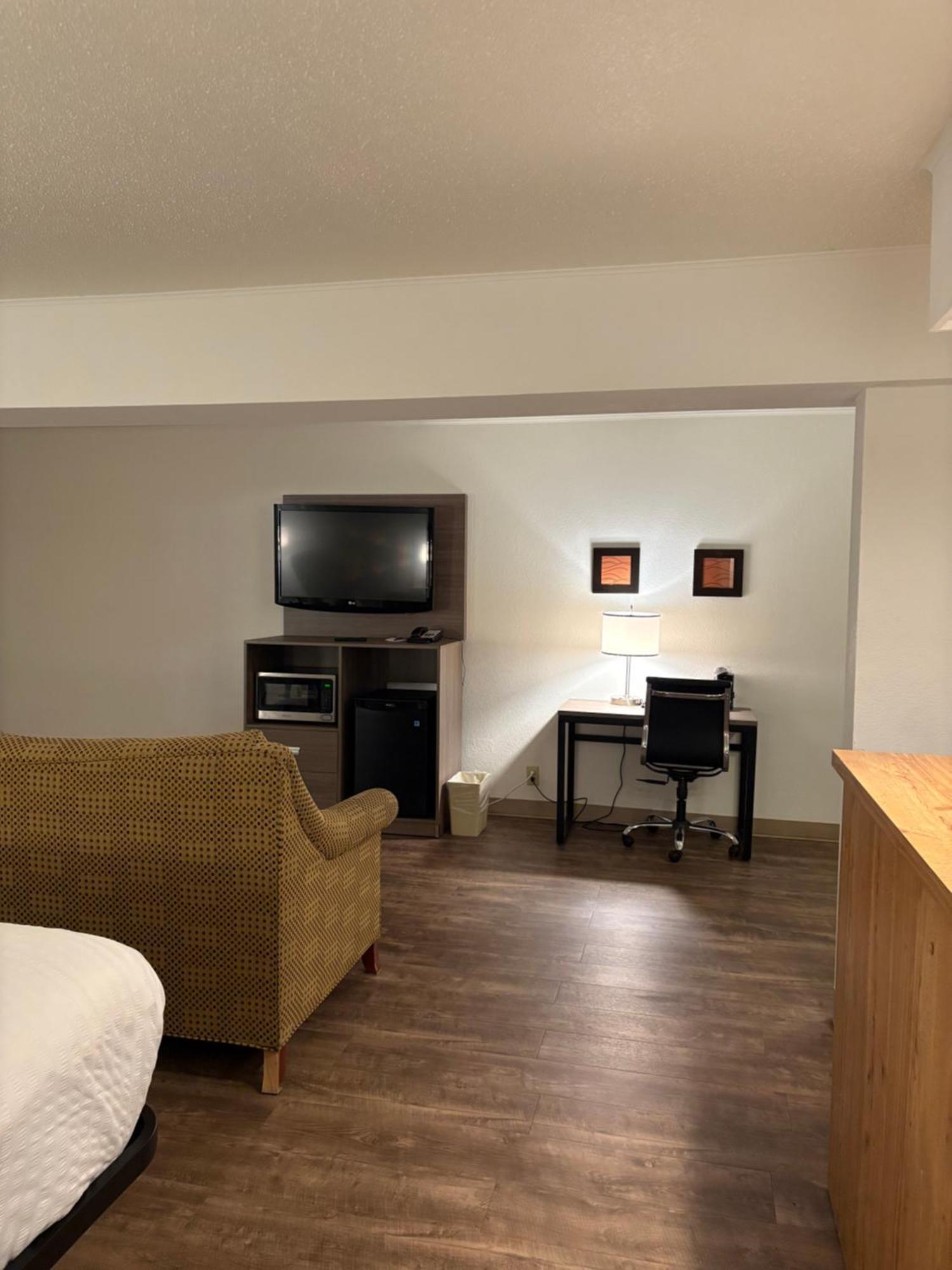 Clarion Inn & Suites And Convention Center カーニー エクステリア 写真