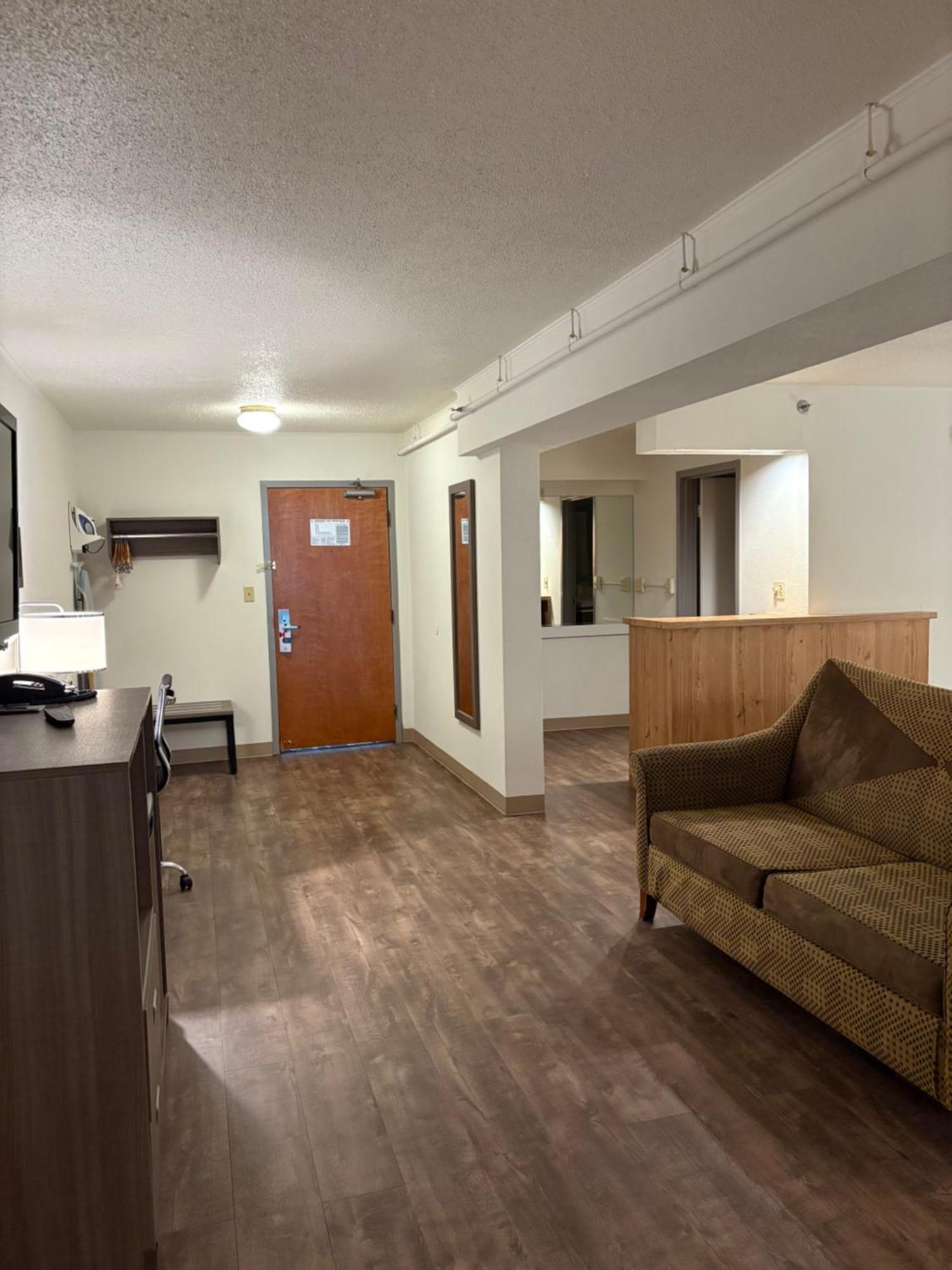 Clarion Inn & Suites And Convention Center カーニー エクステリア 写真