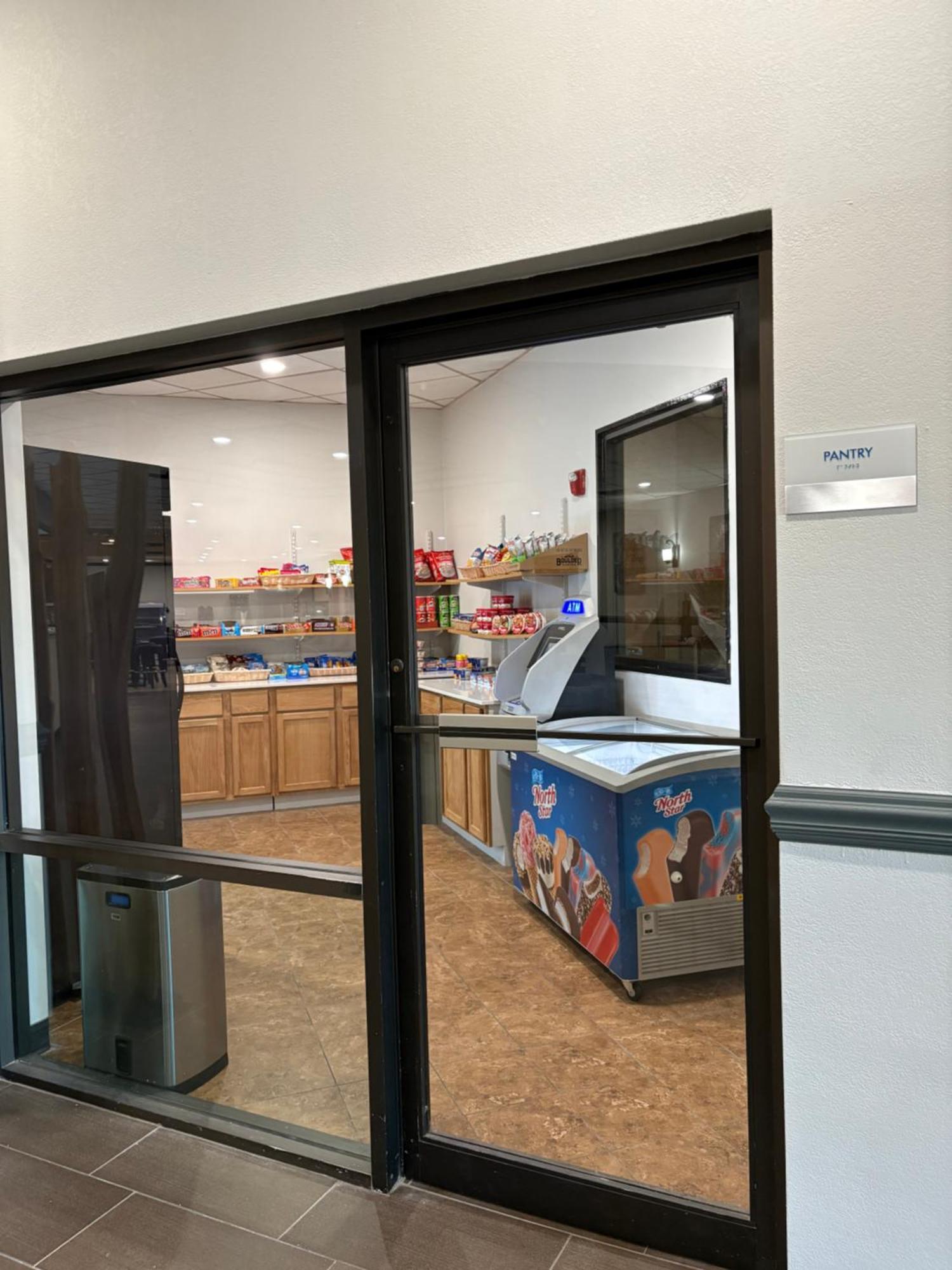 Clarion Inn & Suites And Convention Center カーニー エクステリア 写真