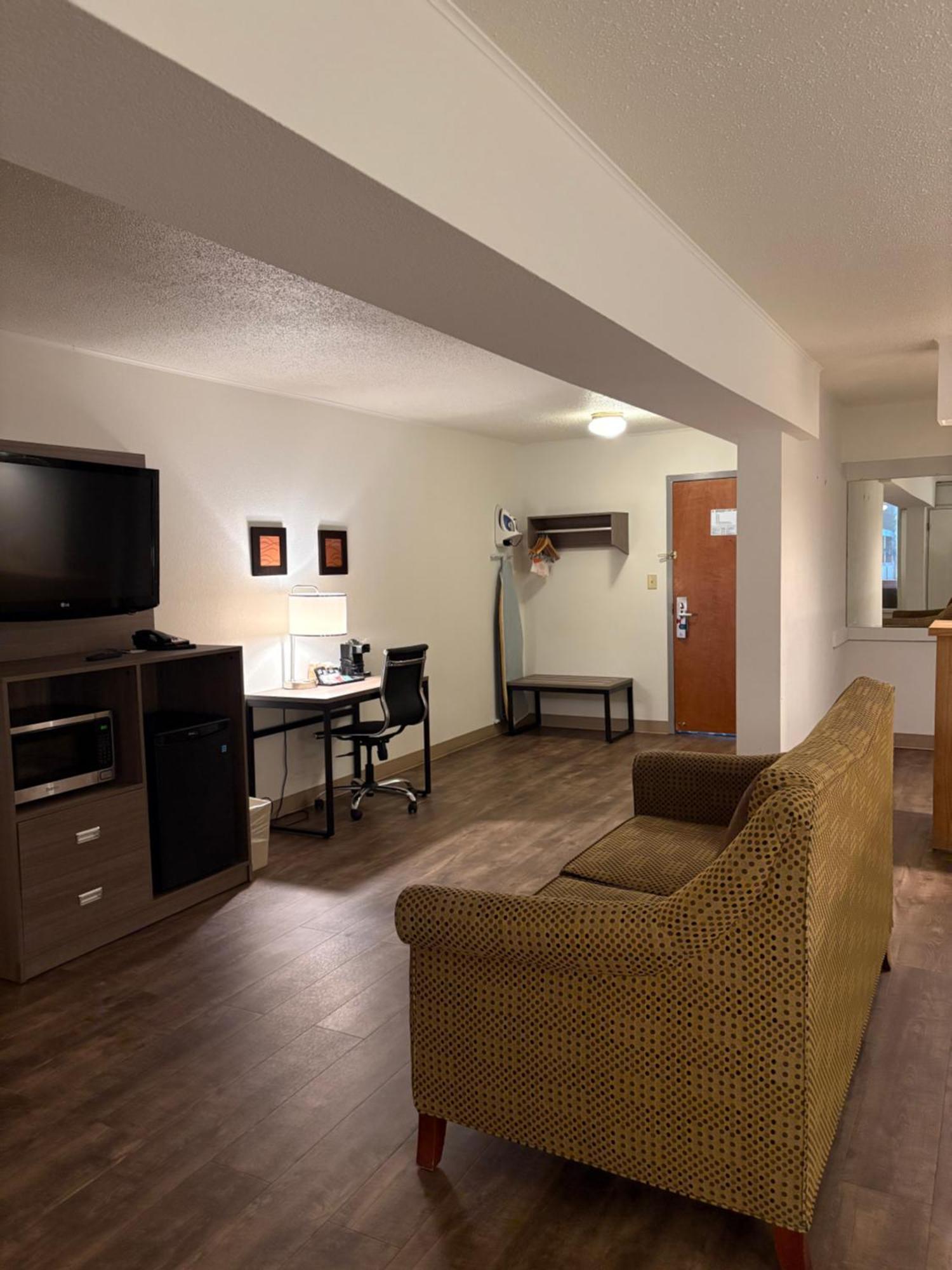 Clarion Inn & Suites And Convention Center カーニー エクステリア 写真