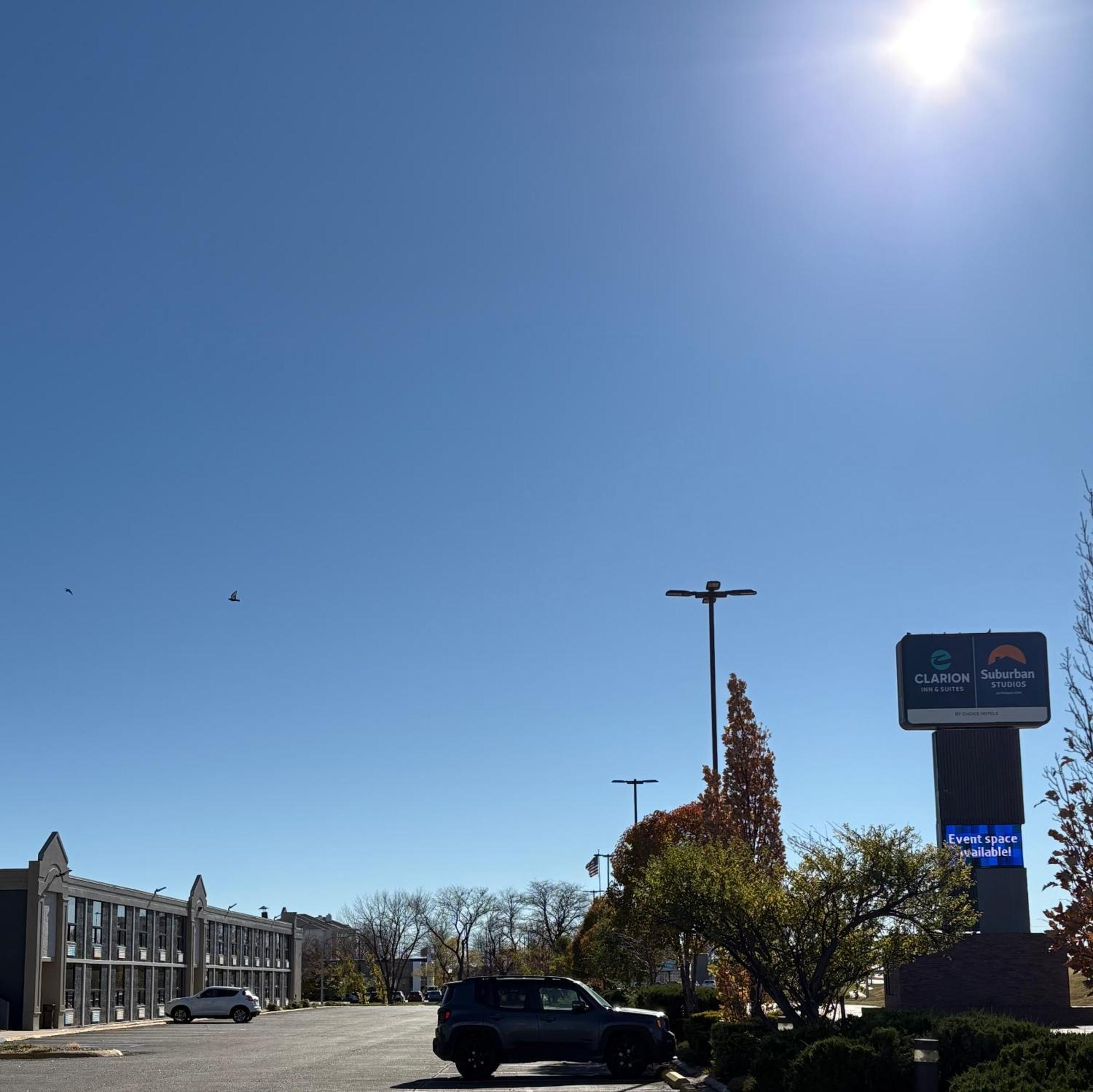 Clarion Inn & Suites And Convention Center カーニー エクステリア 写真
