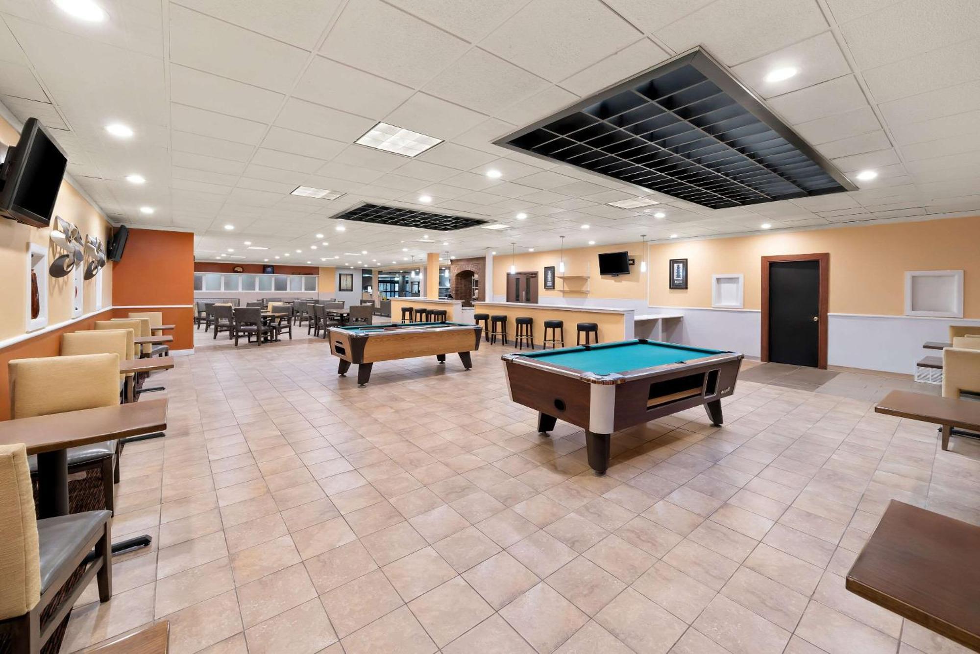 Clarion Inn & Suites And Convention Center カーニー エクステリア 写真