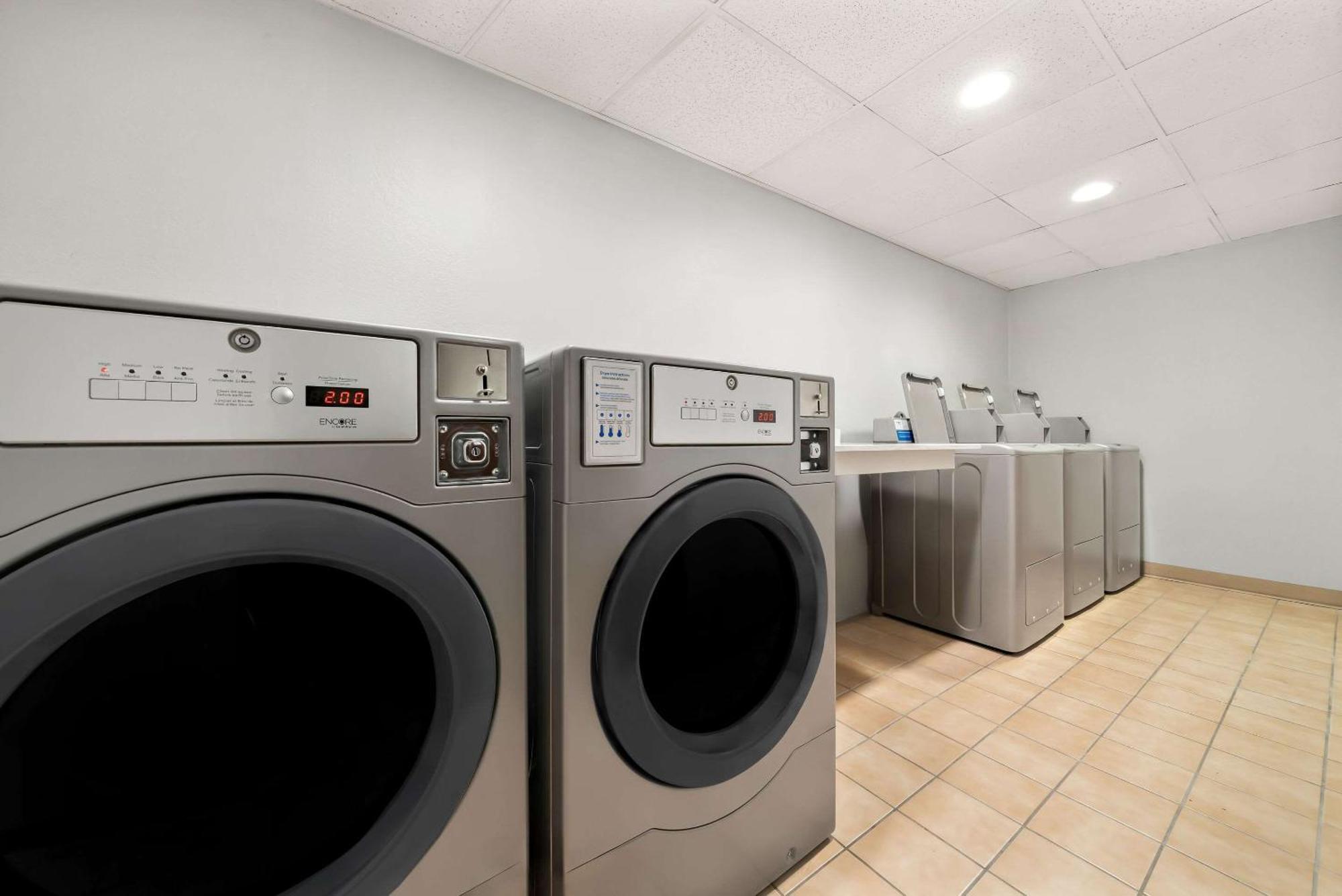 Clarion Inn & Suites And Convention Center カーニー エクステリア 写真