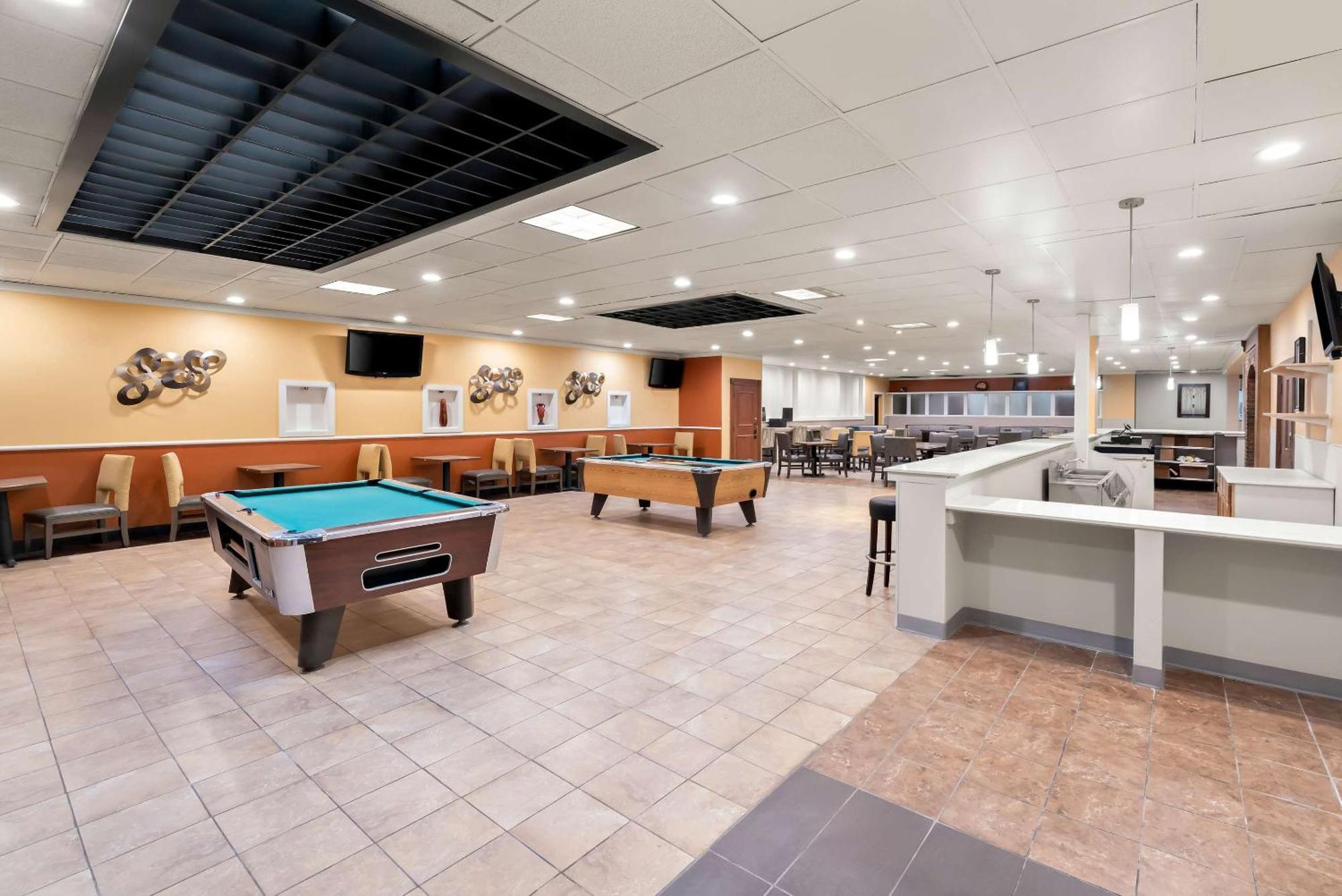 Clarion Inn & Suites And Convention Center カーニー エクステリア 写真