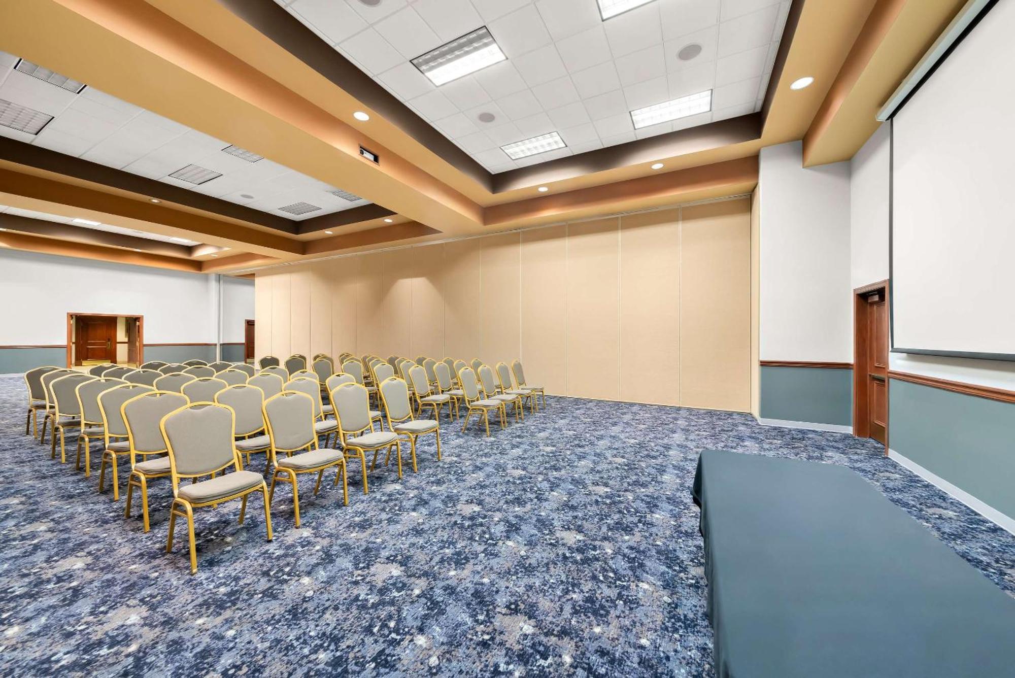 Clarion Inn & Suites And Convention Center カーニー エクステリア 写真