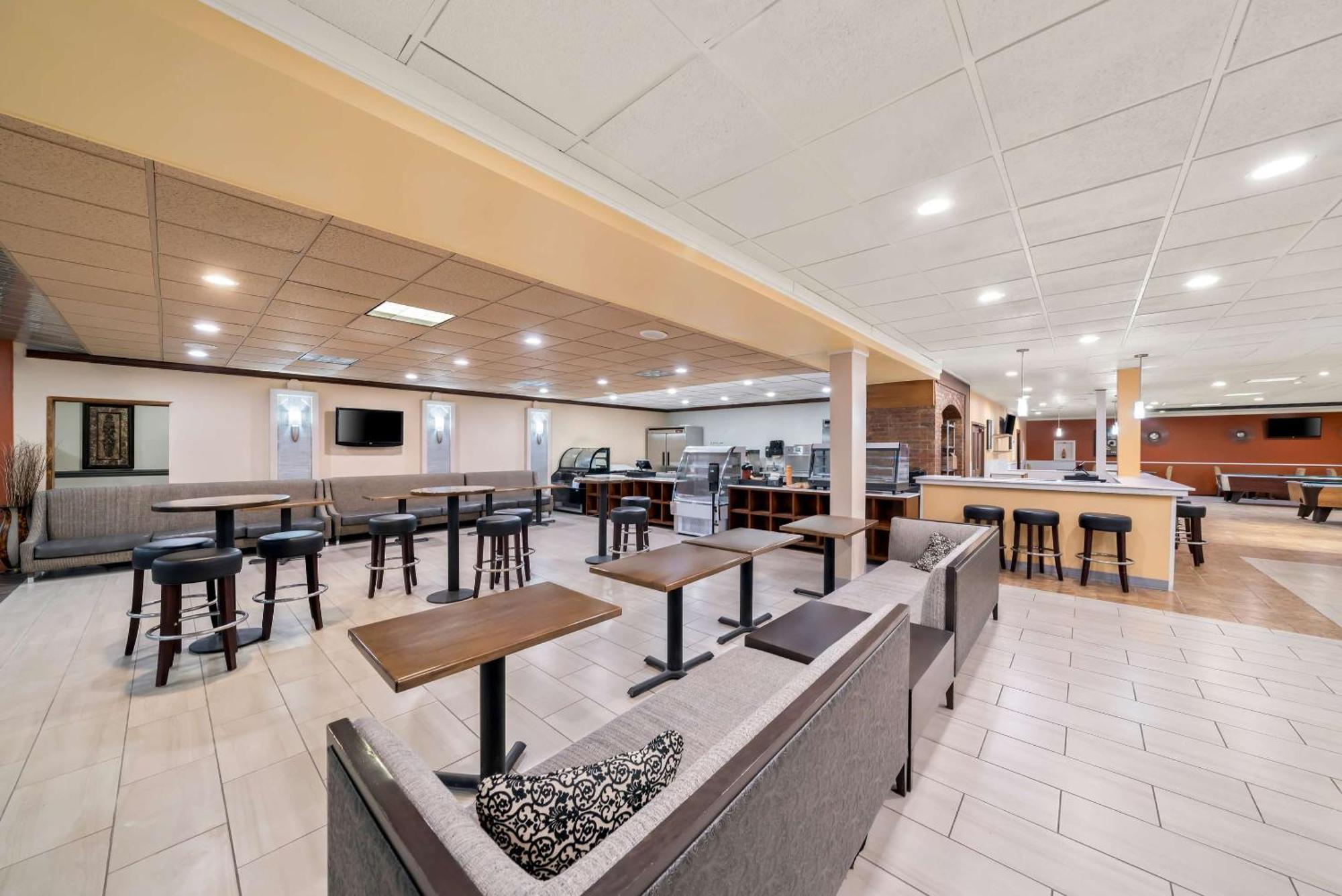 Clarion Inn & Suites And Convention Center カーニー エクステリア 写真