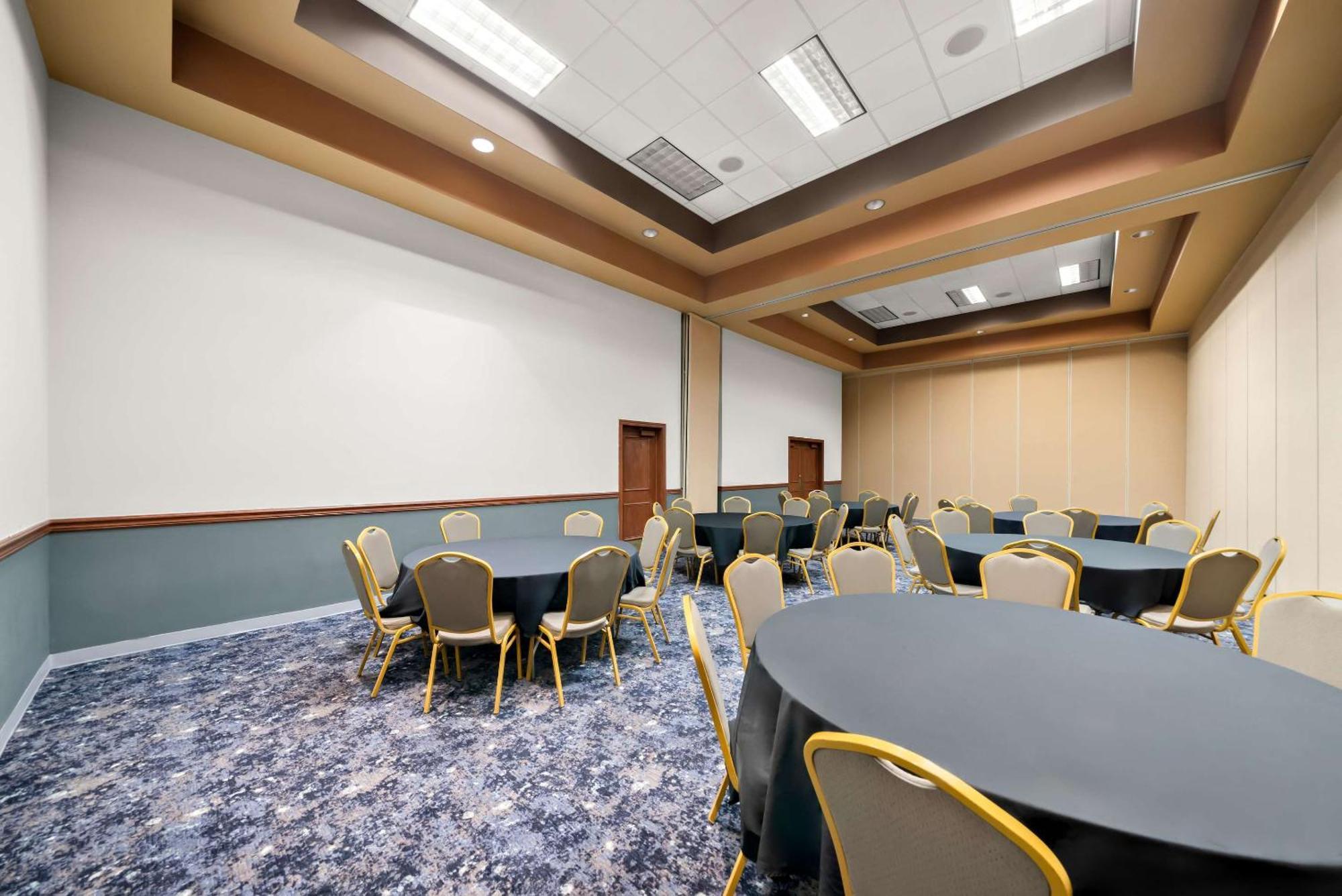 Clarion Inn & Suites And Convention Center カーニー エクステリア 写真