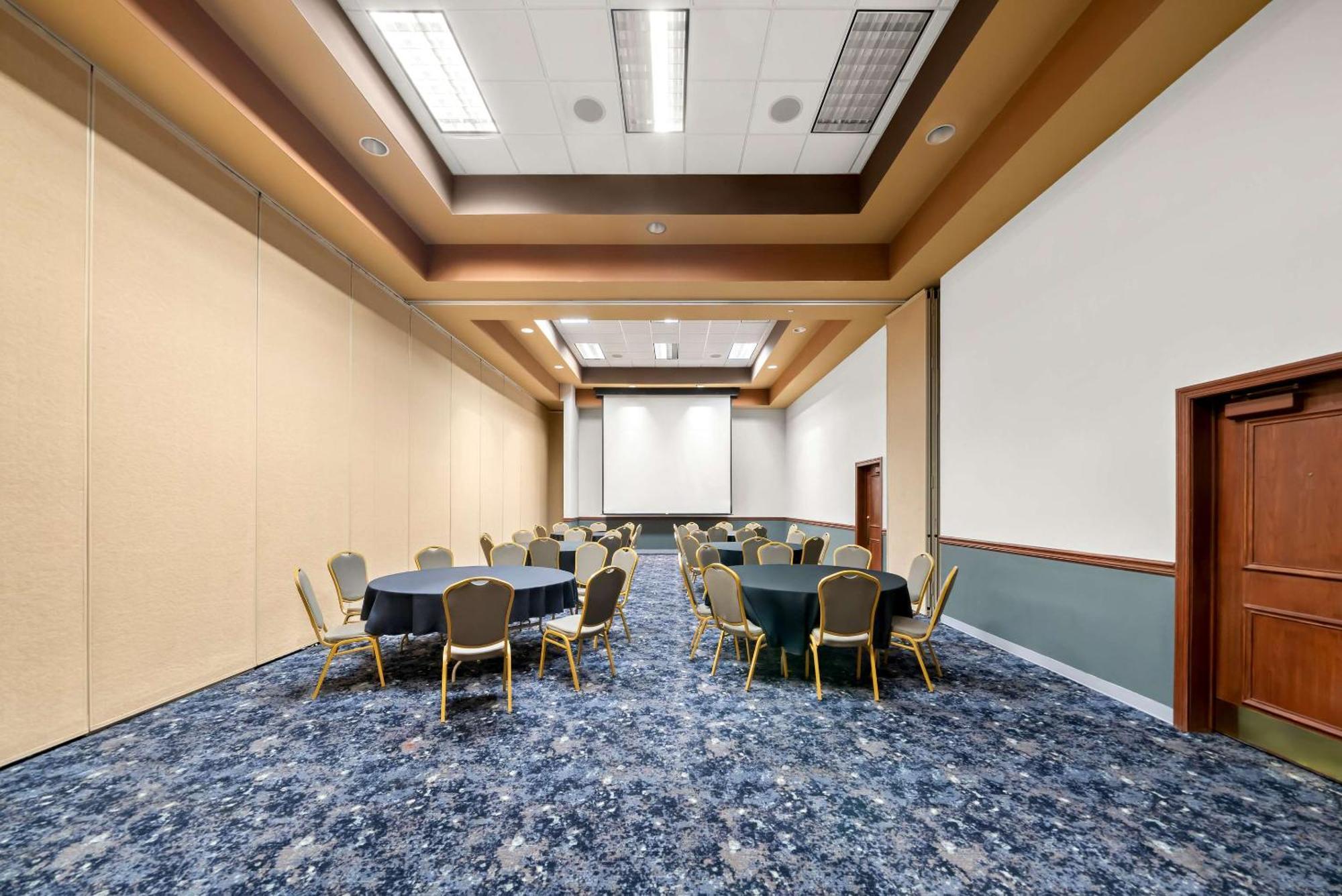 Clarion Inn & Suites And Convention Center カーニー エクステリア 写真