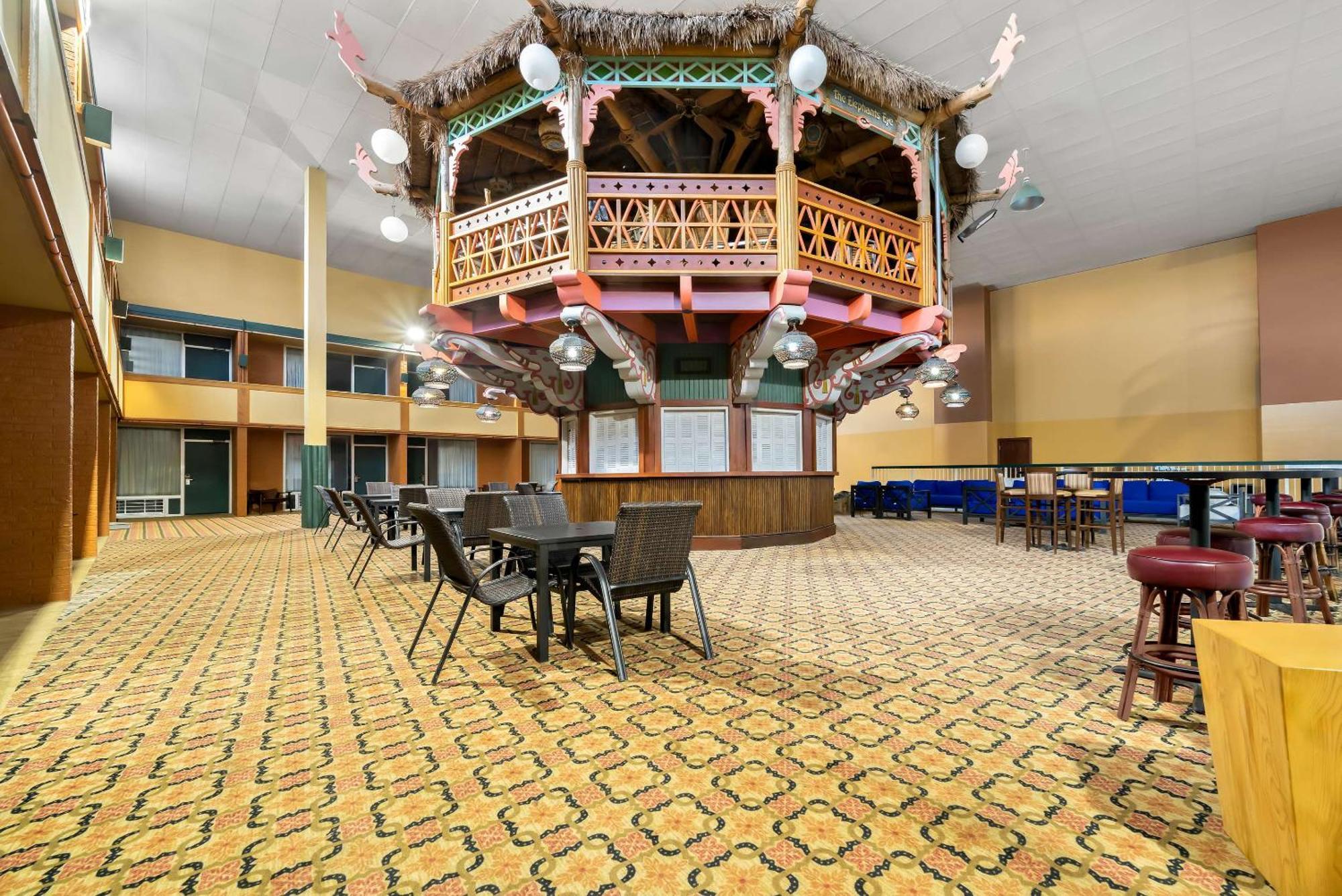 Clarion Inn & Suites And Convention Center カーニー エクステリア 写真