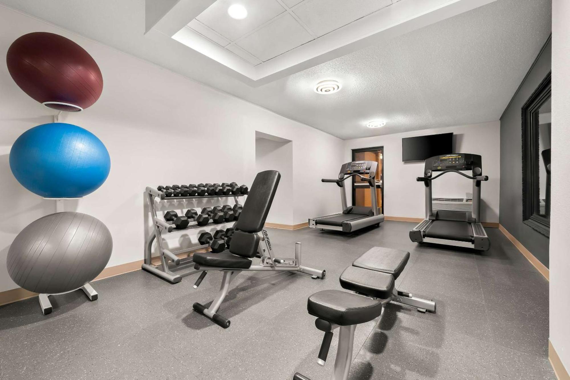 Clarion Inn & Suites And Convention Center カーニー エクステリア 写真