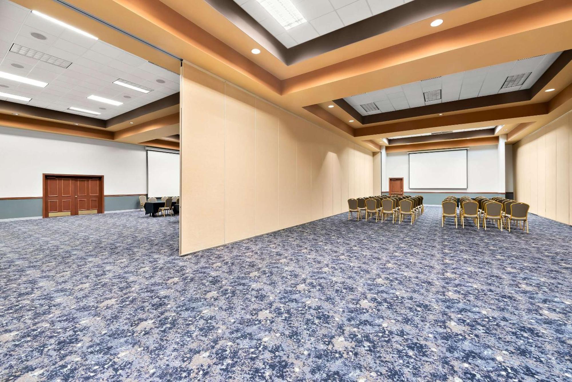 Clarion Inn & Suites And Convention Center カーニー エクステリア 写真