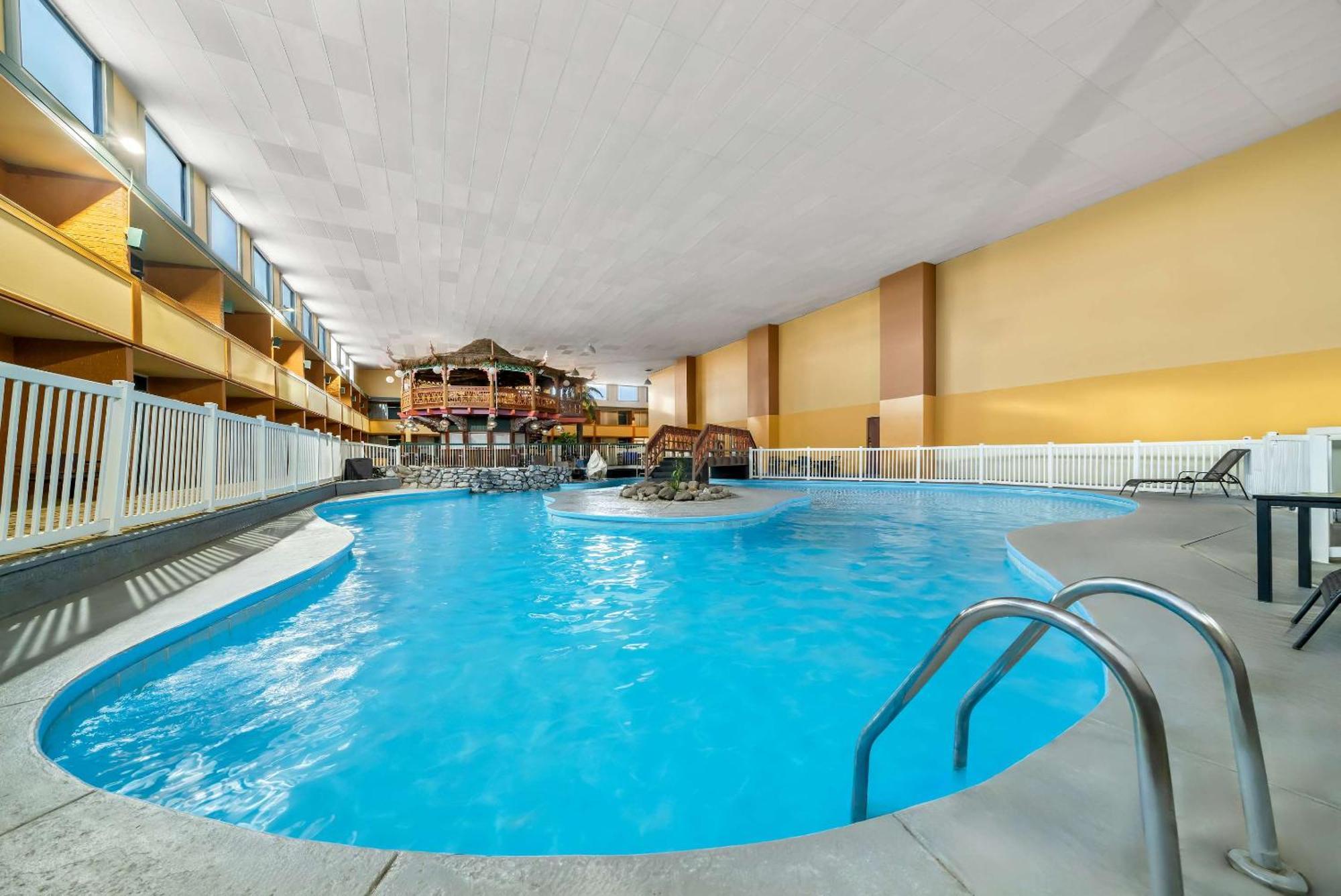 Clarion Inn & Suites And Convention Center カーニー エクステリア 写真