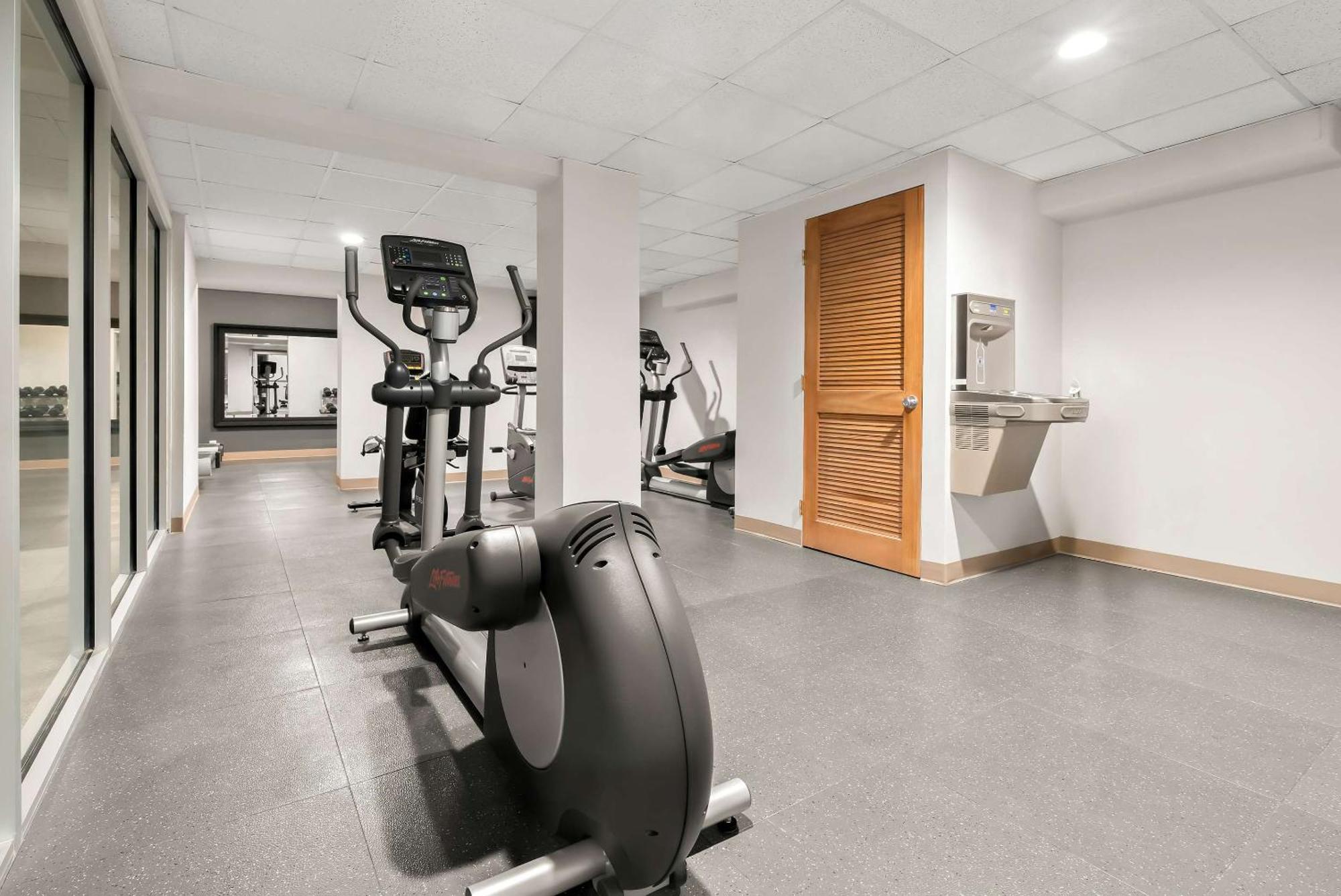Clarion Inn & Suites And Convention Center カーニー エクステリア 写真