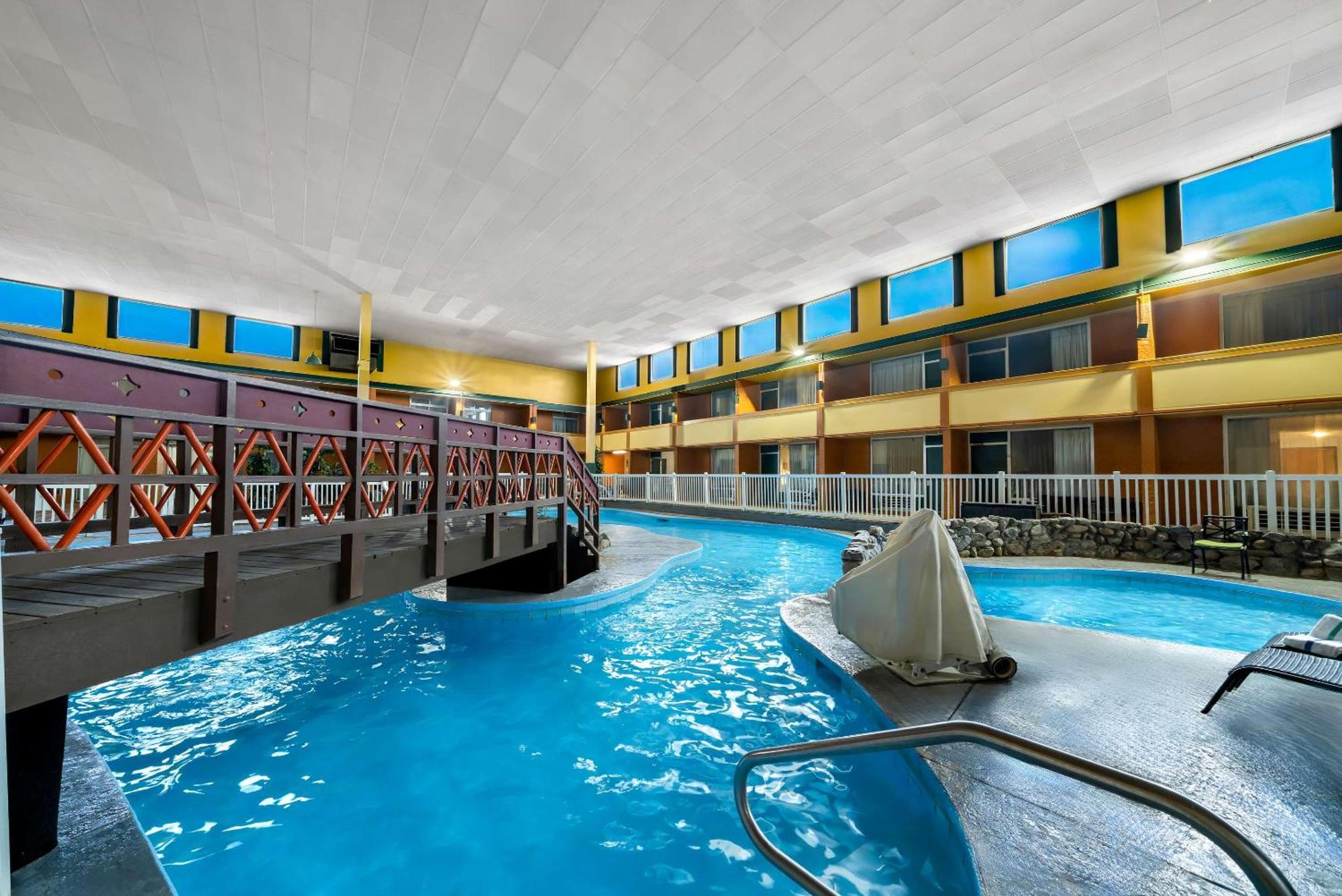 Clarion Inn & Suites And Convention Center カーニー エクステリア 写真