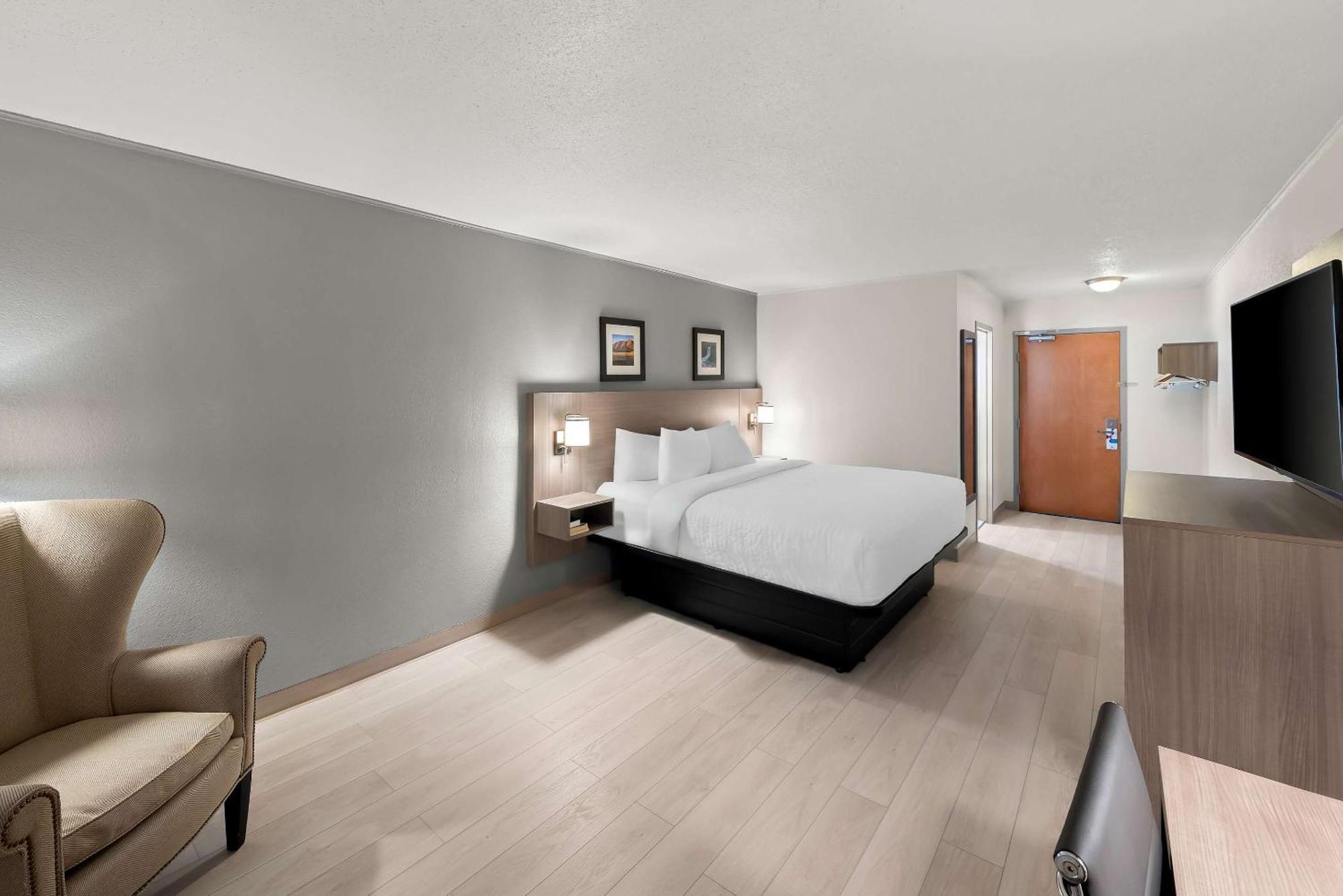 Clarion Inn & Suites And Convention Center カーニー エクステリア 写真