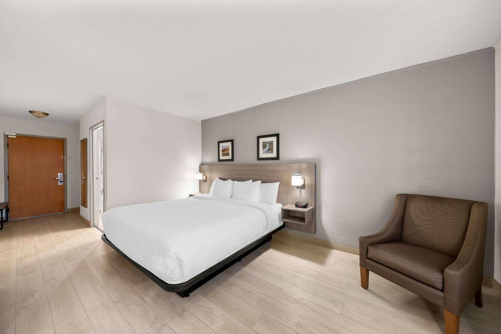 Clarion Inn & Suites And Convention Center カーニー エクステリア 写真