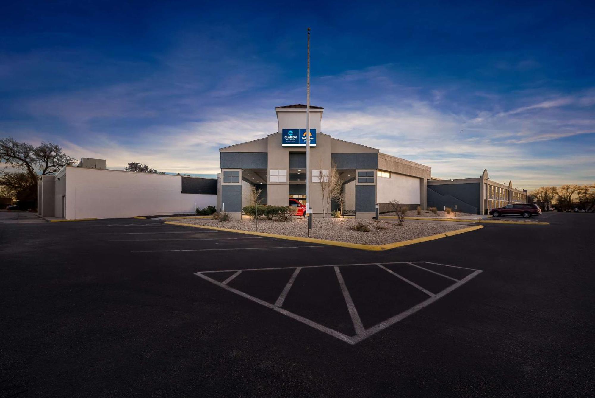 Clarion Inn & Suites And Convention Center カーニー エクステリア 写真