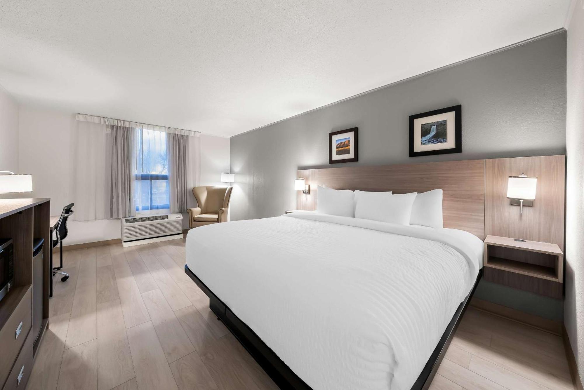 Clarion Inn & Suites And Convention Center カーニー エクステリア 写真