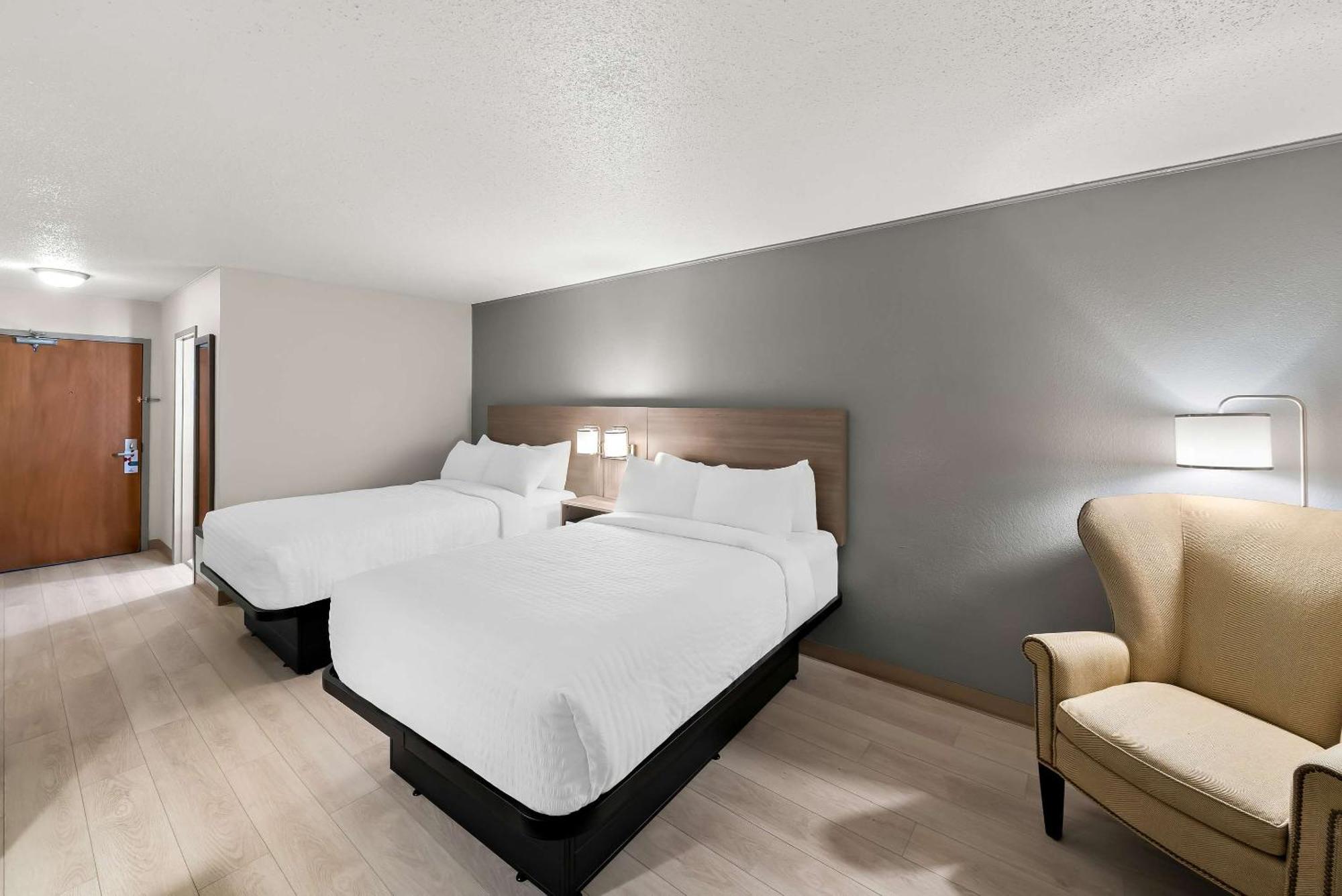 Clarion Inn & Suites And Convention Center カーニー エクステリア 写真