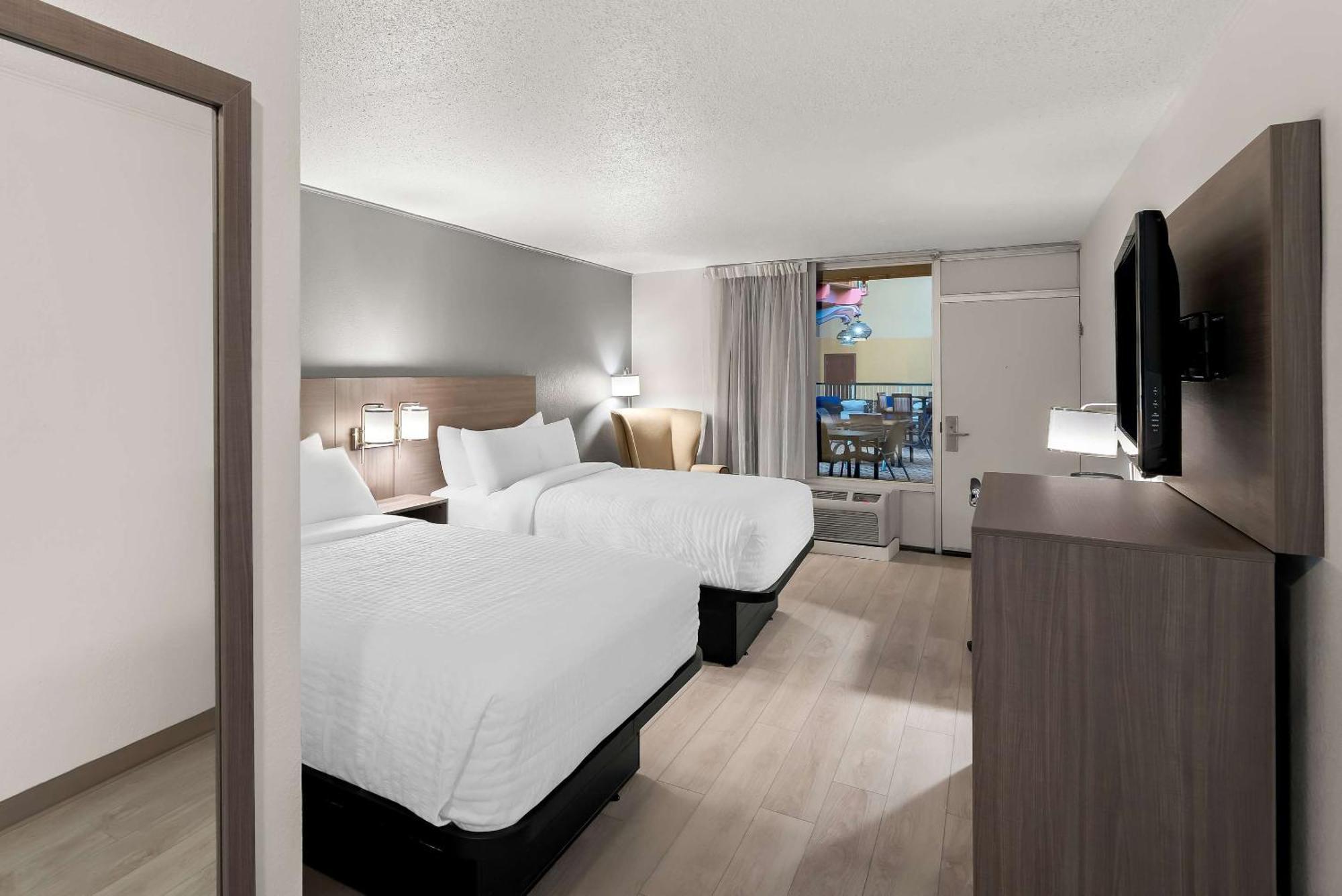 Clarion Inn & Suites And Convention Center カーニー エクステリア 写真