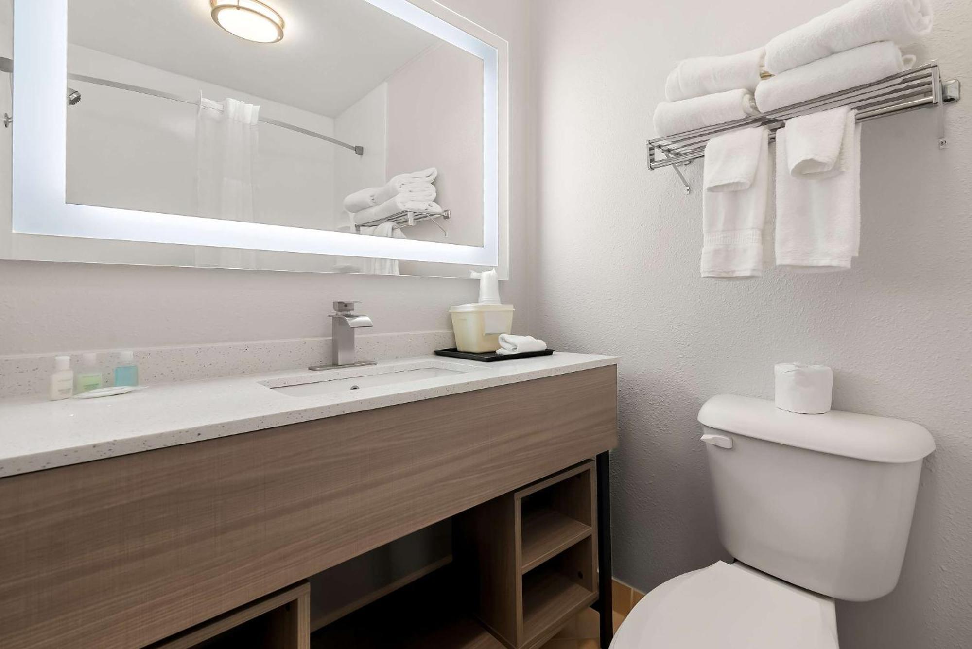 Clarion Inn & Suites And Convention Center カーニー エクステリア 写真