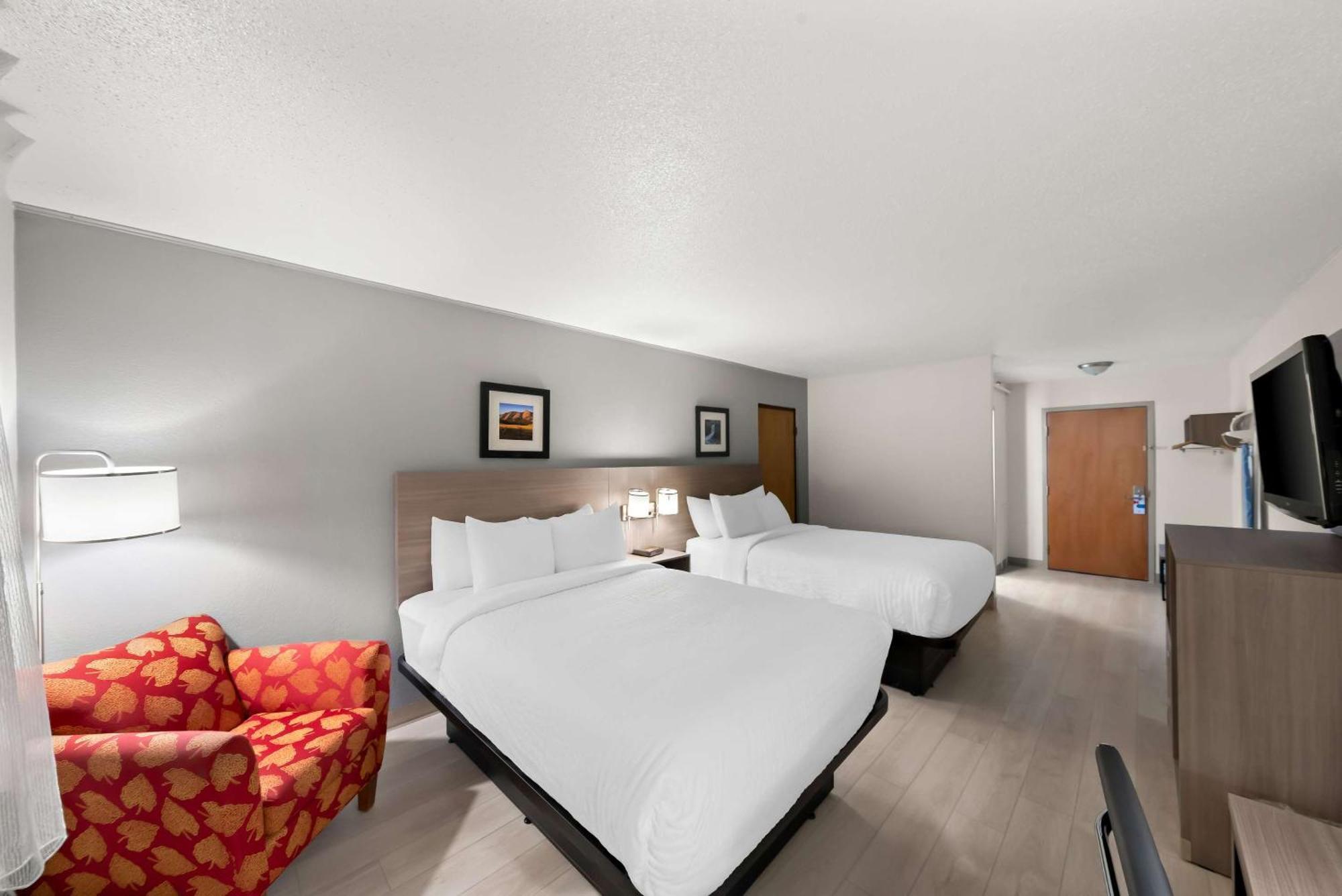 Clarion Inn & Suites And Convention Center カーニー エクステリア 写真