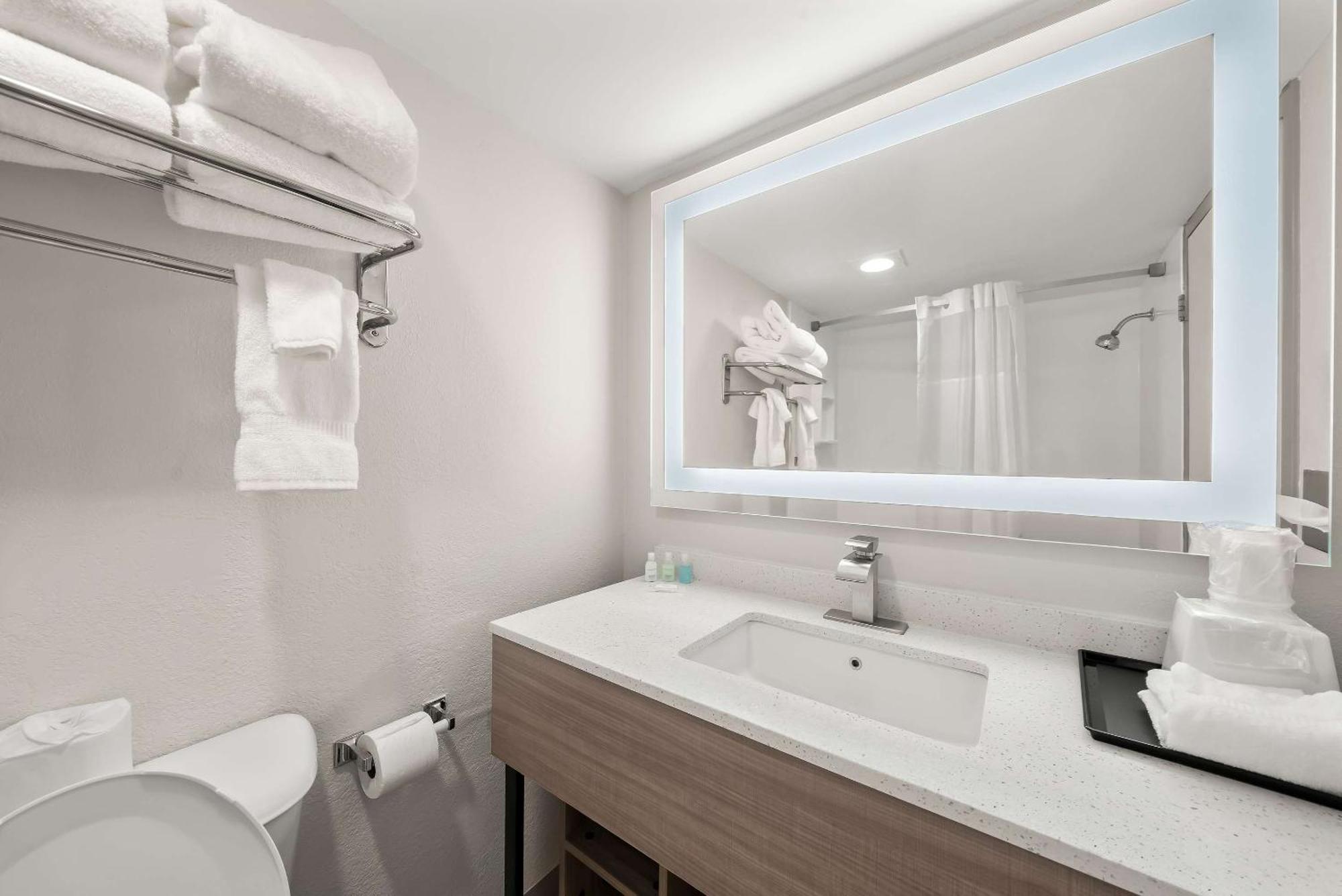 Clarion Inn & Suites And Convention Center カーニー エクステリア 写真