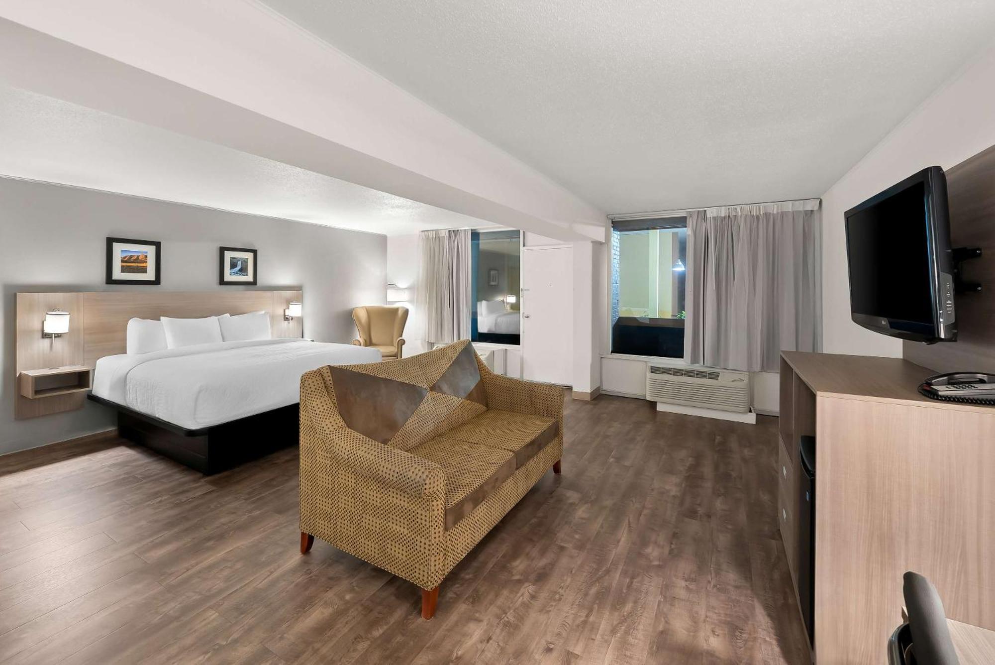 Clarion Inn & Suites And Convention Center カーニー エクステリア 写真