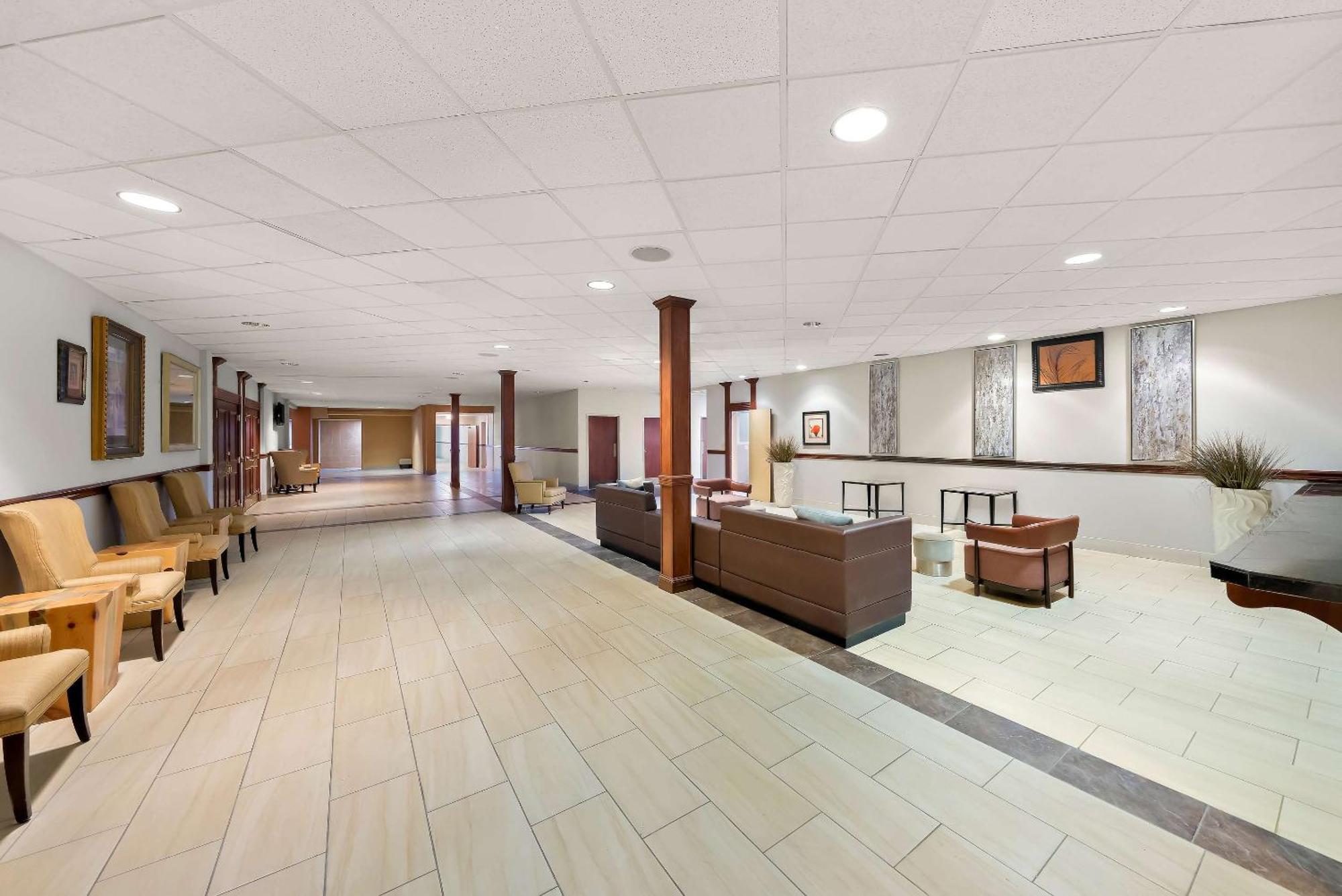 Clarion Inn & Suites And Convention Center カーニー エクステリア 写真