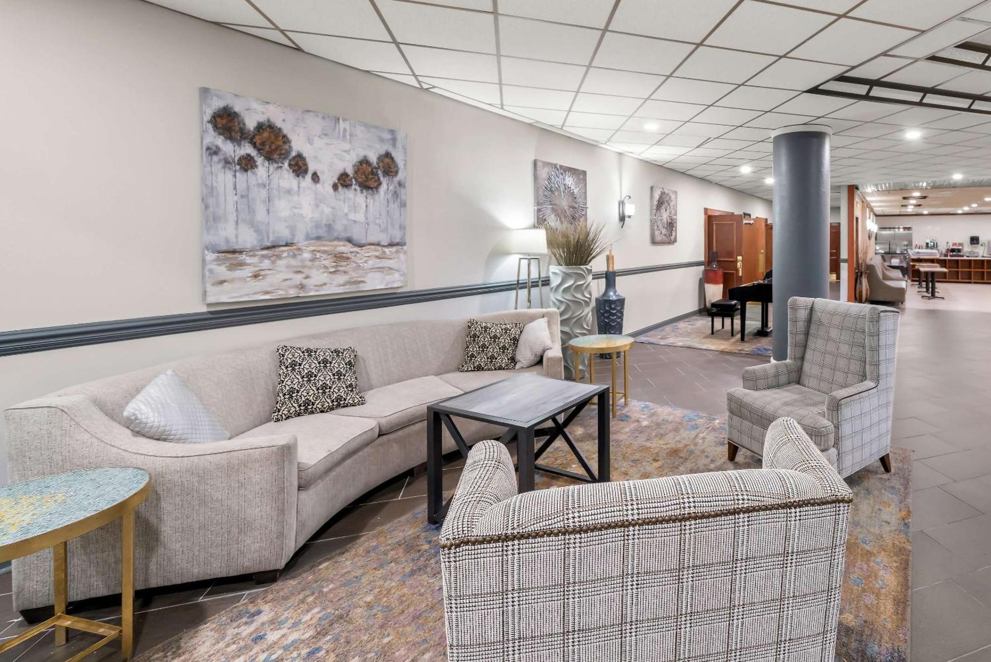 Clarion Inn & Suites And Convention Center カーニー エクステリア 写真