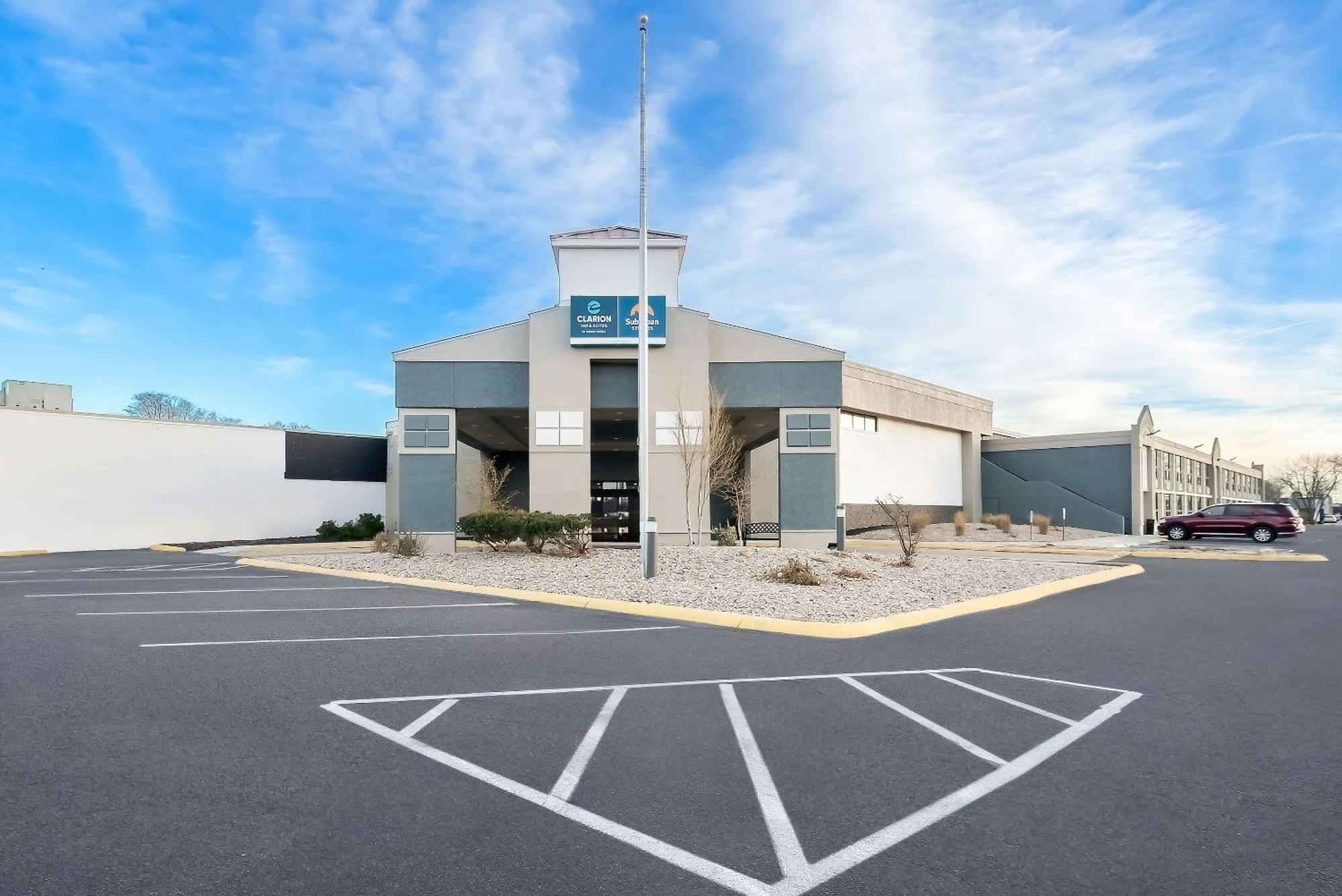 Clarion Inn & Suites And Convention Center カーニー エクステリア 写真